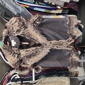 Cato collared faux fur/faux leather vest with single snap closure, size small